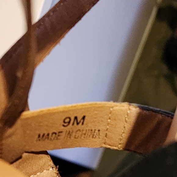 JustFab Black and Tan Sandles - Picture 6 of 6